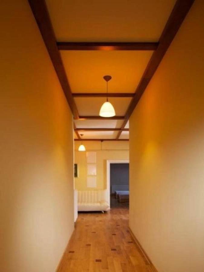 Mini-Hotel Under The Roof ลวีฟ ภายนอก รูปภาพ