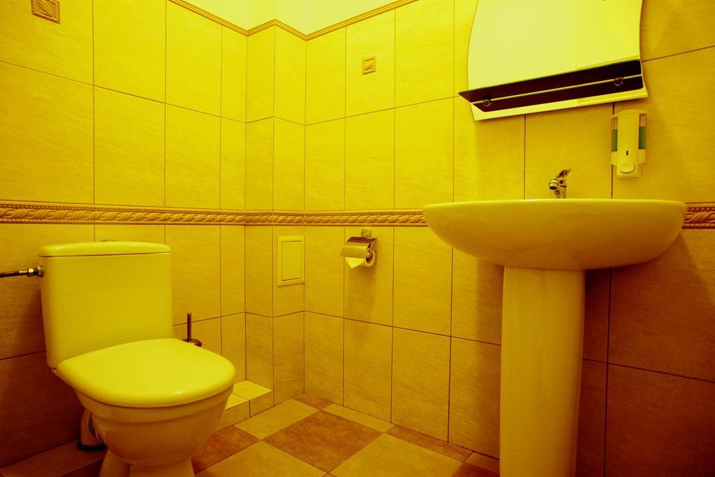 Mini-Hotel Under The Roof ลวีฟ ภายนอก รูปภาพ