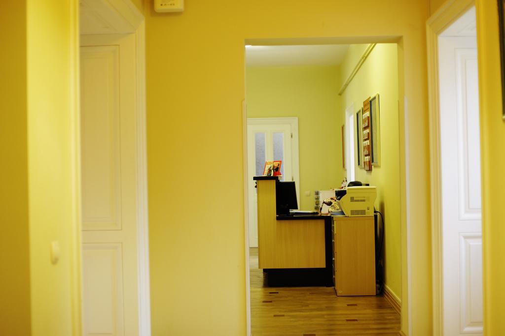 Mini-Hotel Under The Roof ลวีฟ ภายนอก รูปภาพ