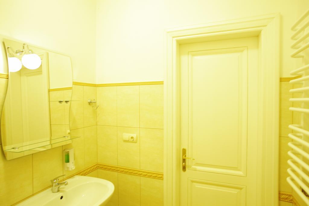 Mini-Hotel Under The Roof ลวีฟ ภายนอก รูปภาพ