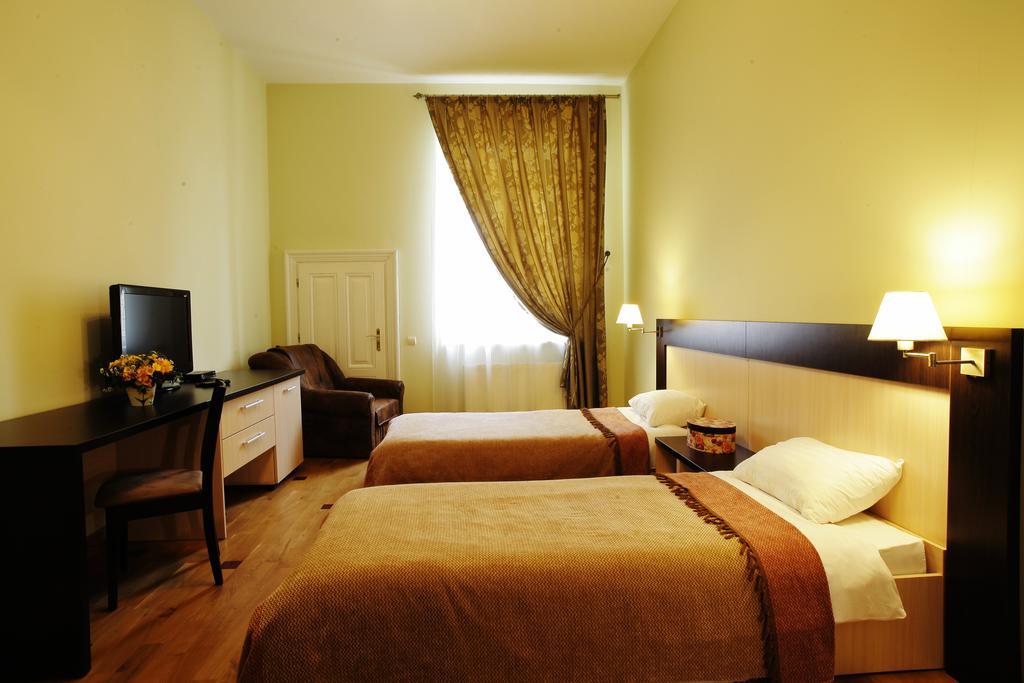 Mini-Hotel Under The Roof ลวีฟ ภายนอก รูปภาพ
