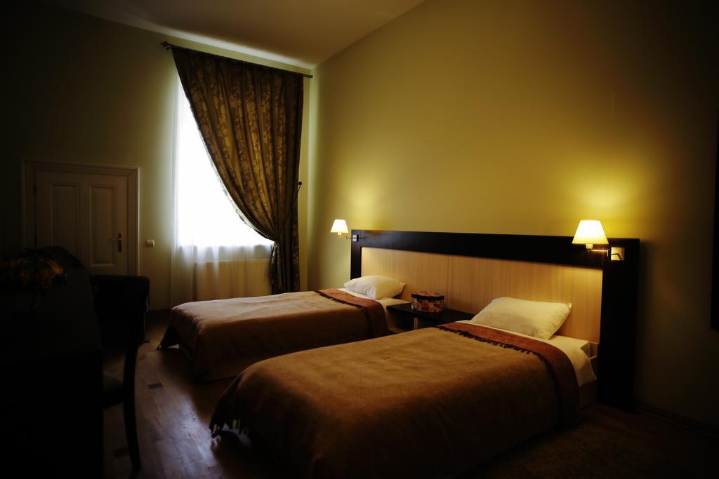 Mini-Hotel Under The Roof ลวีฟ ภายนอก รูปภาพ