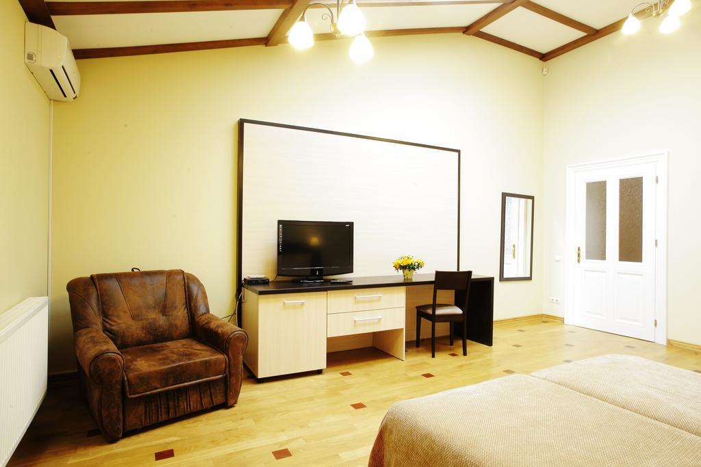 Mini-Hotel Under The Roof ลวีฟ ภายนอก รูปภาพ