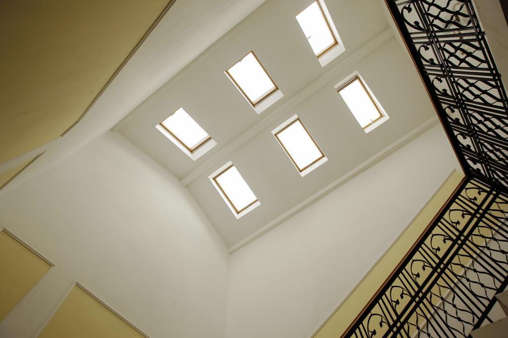 Mini-Hotel Under The Roof ลวีฟ ภายนอก รูปภาพ