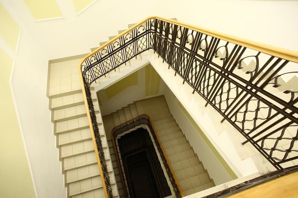 Mini-Hotel Under The Roof ลวีฟ ภายนอก รูปภาพ