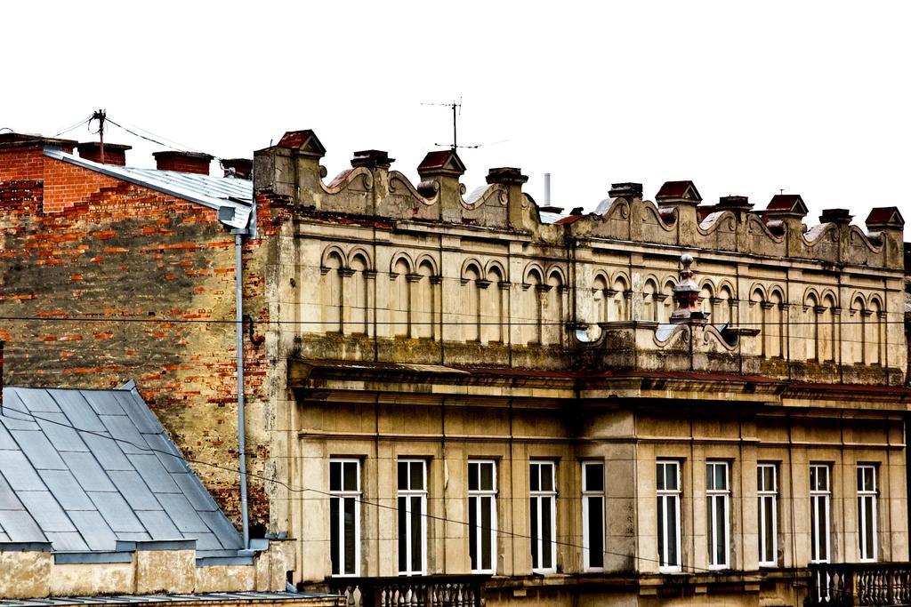 Mini-Hotel Under The Roof ลวีฟ ภายนอก รูปภาพ