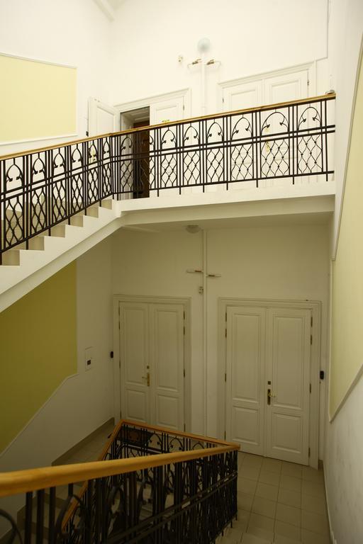 Mini-Hotel Under The Roof ลวีฟ ภายนอก รูปภาพ