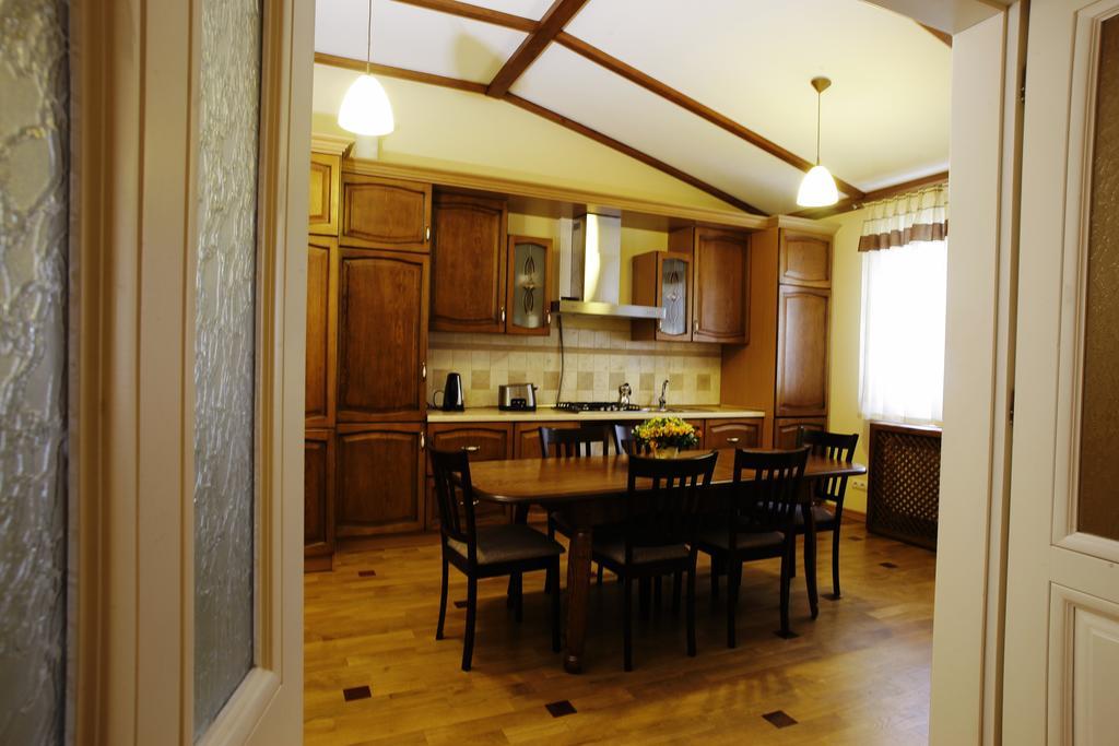 Mini-Hotel Under The Roof ลวีฟ ภายนอก รูปภาพ
